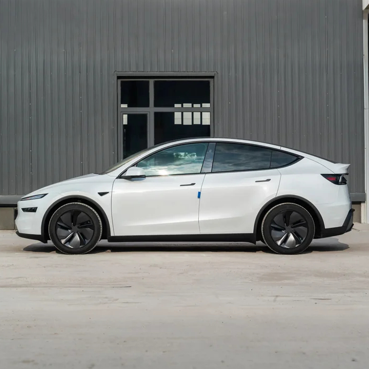 2025 Tesla Model Y Electric Sedan Car — BFHC Auto Export