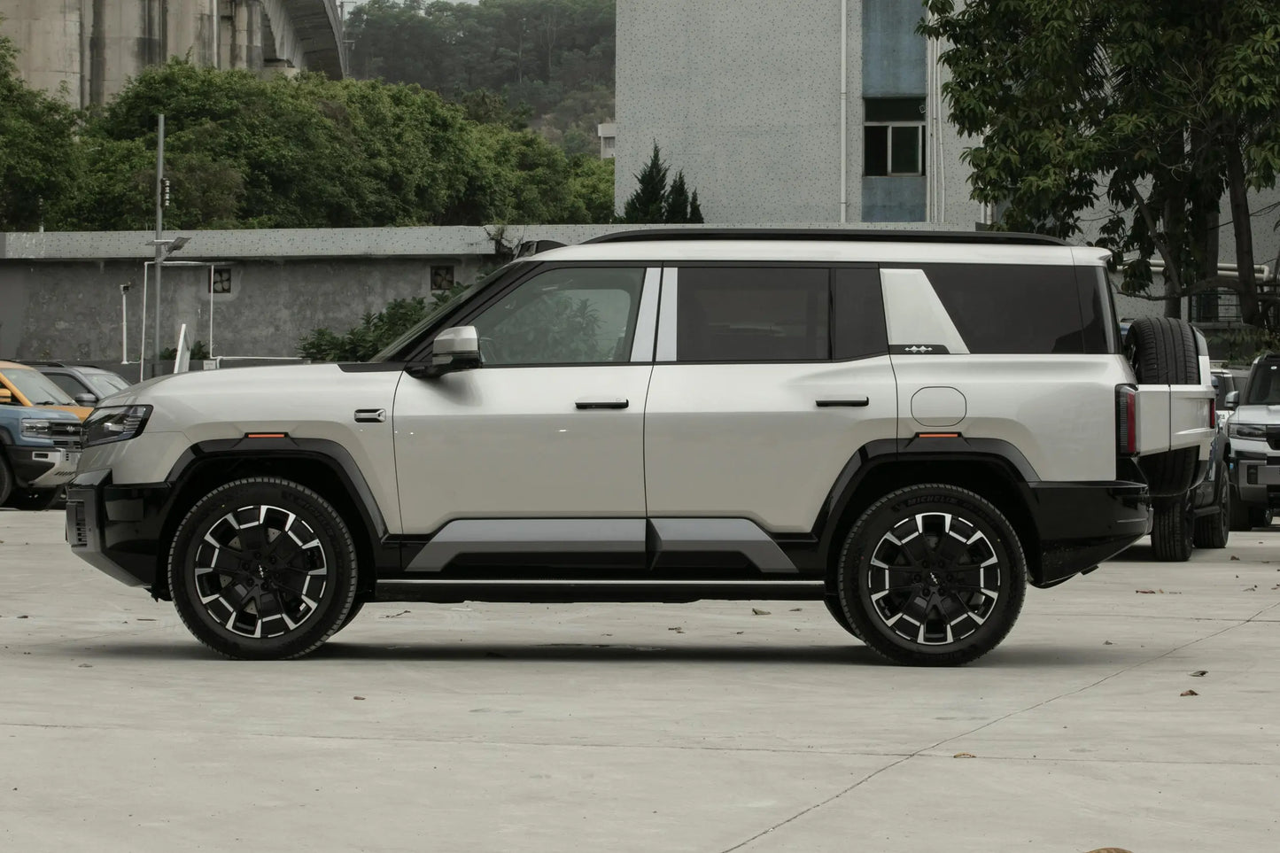 2025 Leopard 8 SUV Hybrid Car — BFHC Auto Export