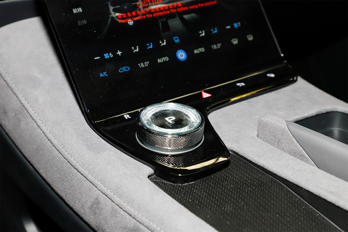 2024 Voyah Passion PHEV 4WD Hybrid Sedan