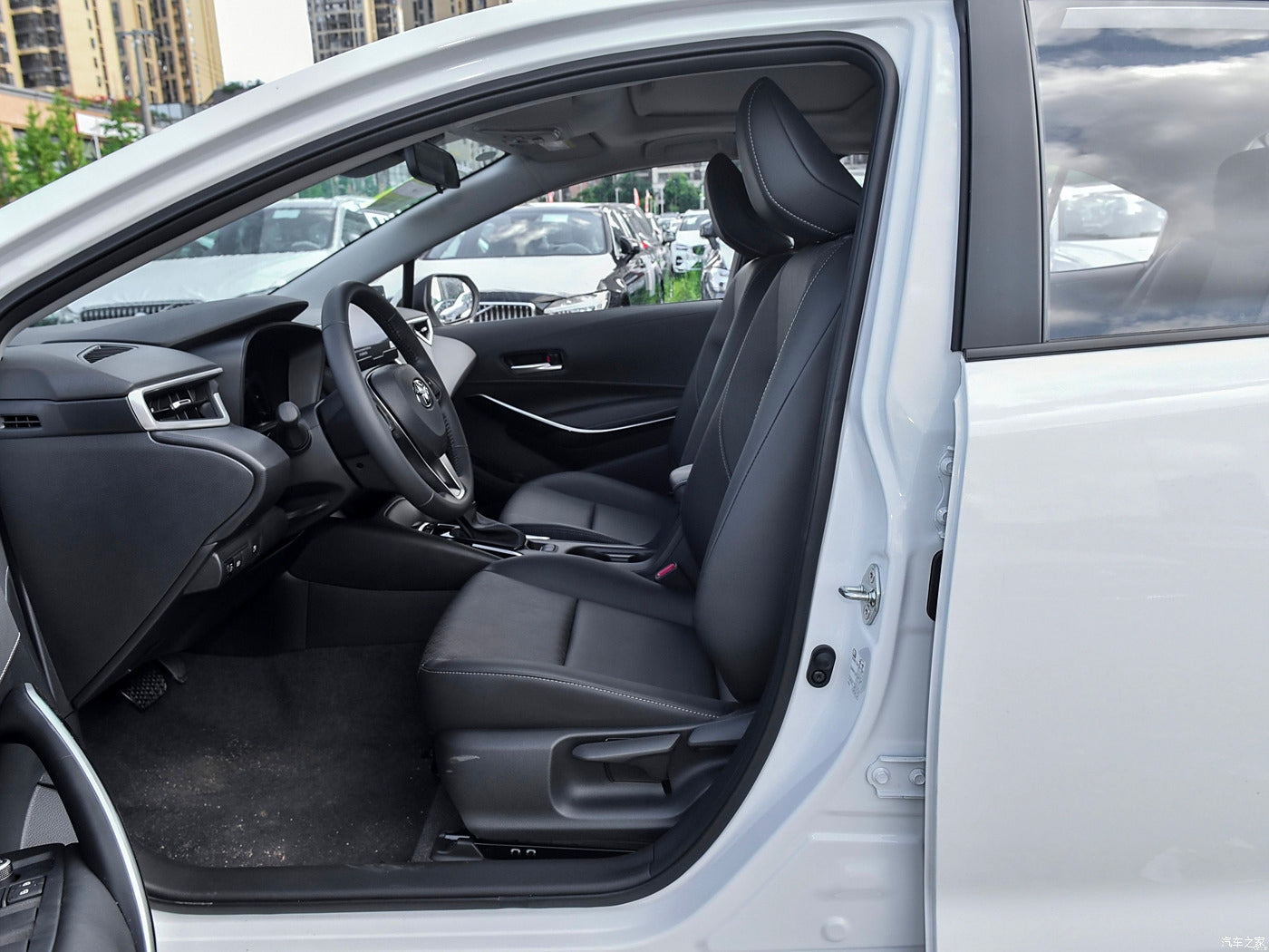 تويوتا كورولا 2024 هجينة ذكية 1.8 لتر E-CVT إصدار النخبة